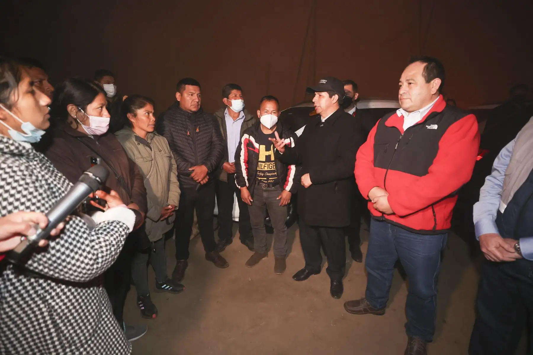 Presidente Pedro Castillo supervisó situación de familia afectada por incendio en AAHH 30 de Octubre, Villa María del Triunfo.
Foto: ANDINA/Prensa Presidencia