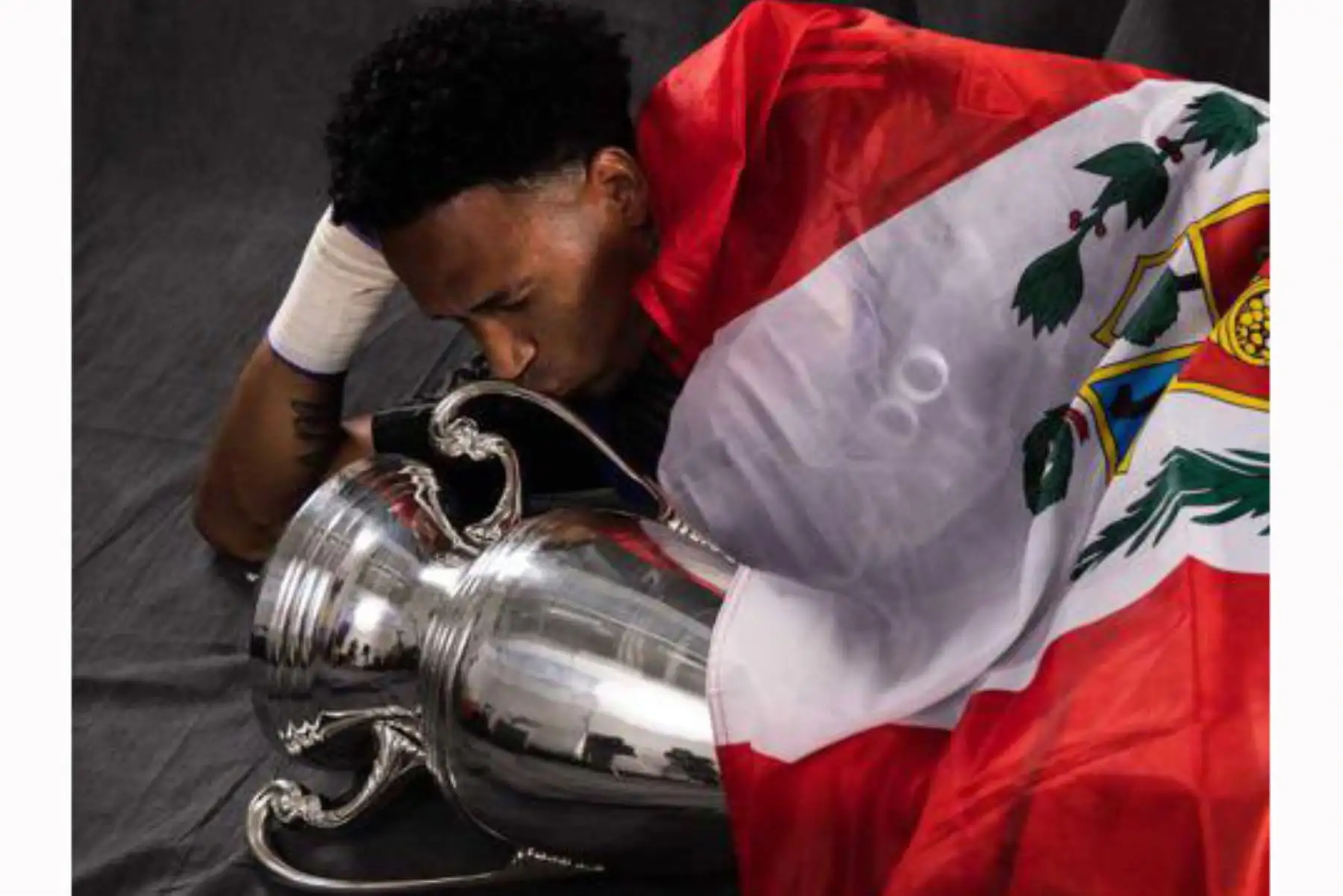 Pedro Gallese, celebra con la bandera peruana, el primer campeonato  para el Orlando City. Foto: Twitter US Open Cup