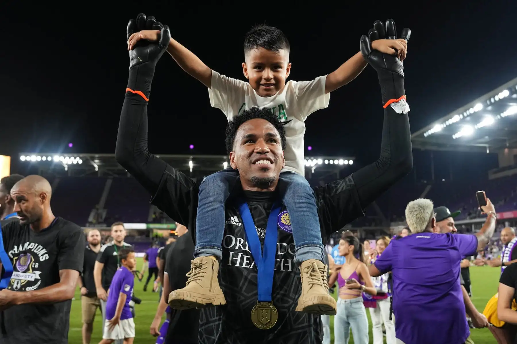 Pedro Gallese, celebra con su hijo, el primer campeonato  para el Orlando City. Foto: Twitter US Open Cup