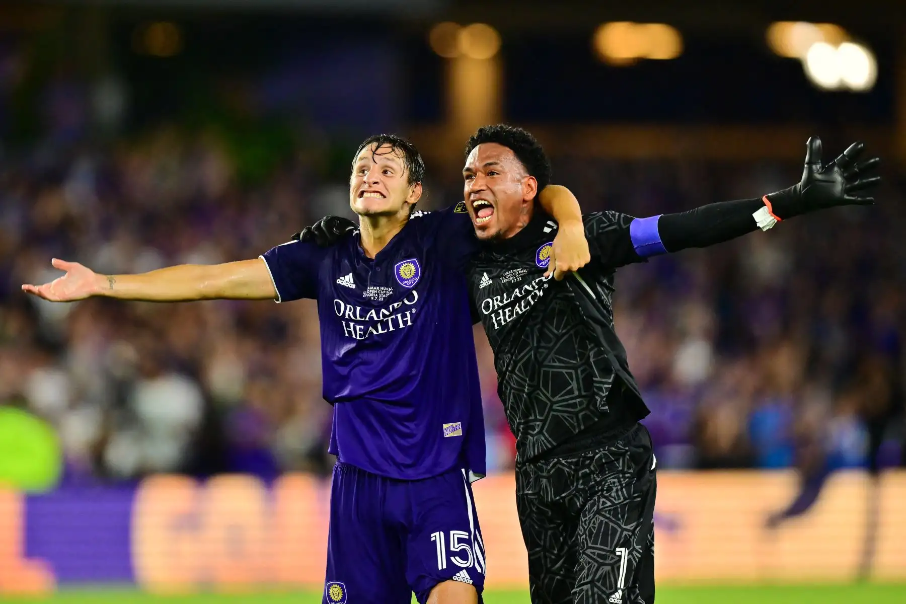 Pedro Gallese y Rodrigo Schlegel de Orlando City celebran después de que Orlando City ganara 3-0 contra Sacramento Republic FC en la segunda mitad durante la Copa Abierta de Estados Unidos Lamar Hunt en el Exploria Stadium. Foto: AFP