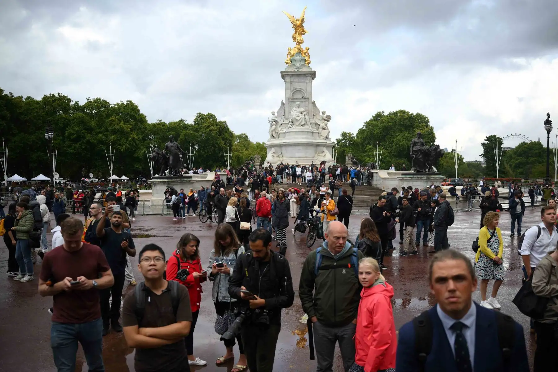 Multitudes se reúnen frente al Palacio de Buckingham, en el centro de Londres. Foto: AFP