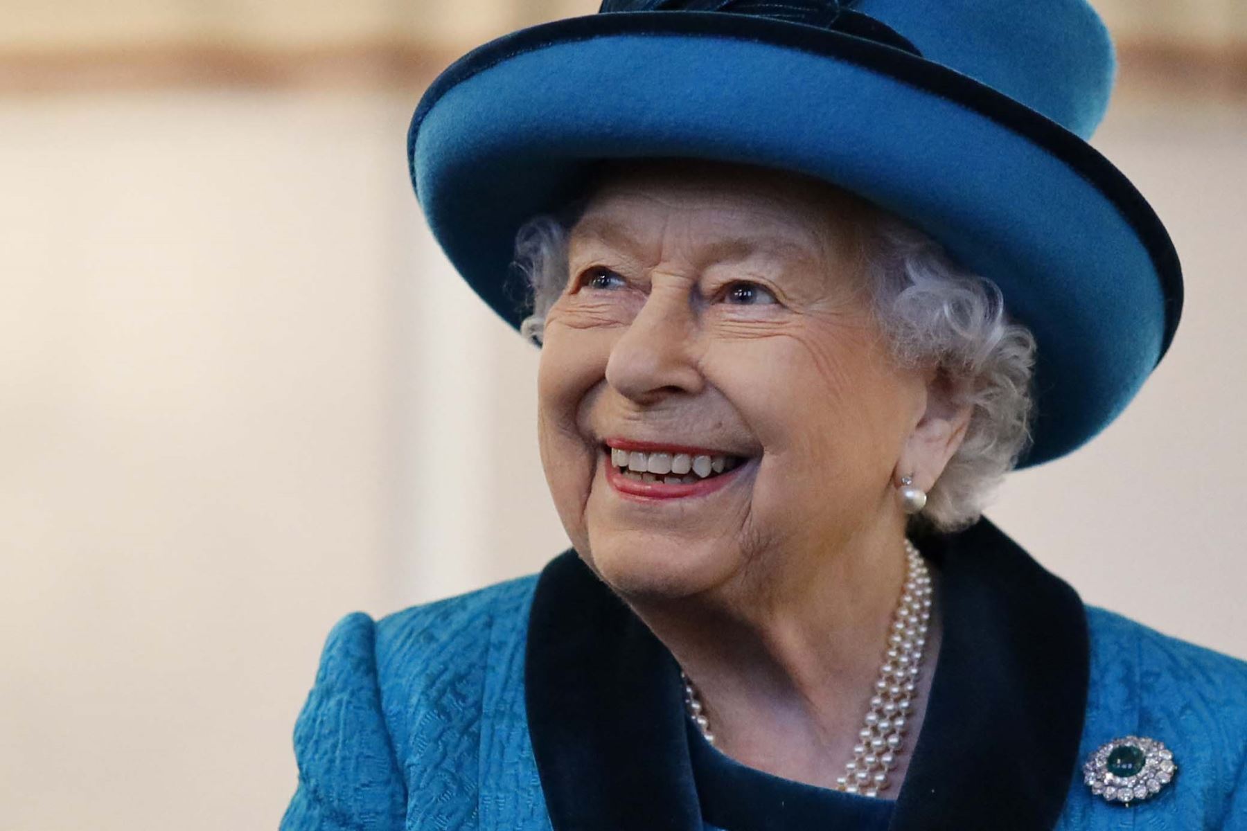 La reina Isabel II de Gran Bretaña visita la nueva sede de la Royal Philatelic Society en Londres. Foto: AFP