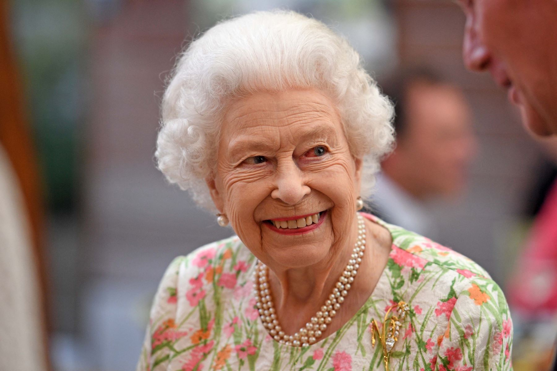 La reina Isabel II de Gran Bretaña sonríe mientras se encuentra con personas de las comunidades de Cornualles durante un evento en celebración de la iniciativa 