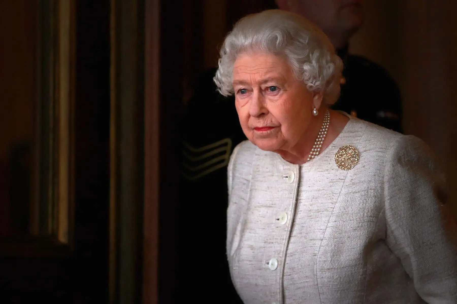 La reina Isabel II se prepara para saludar al presidente de Kazajstán, Nursultan Nazarbayev, en el Palacio de Buckingham en Londres el 4 de noviembre de 2015. Foto: AFP