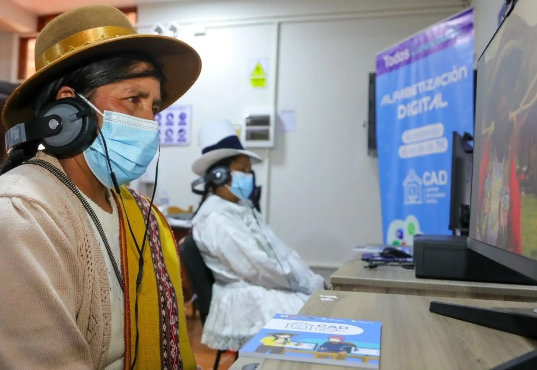 Adultos mayores de zonas rurales de seis regiones del país desarrollan sus habilidades digitales gracias a los centros de acceso digital del MTC.