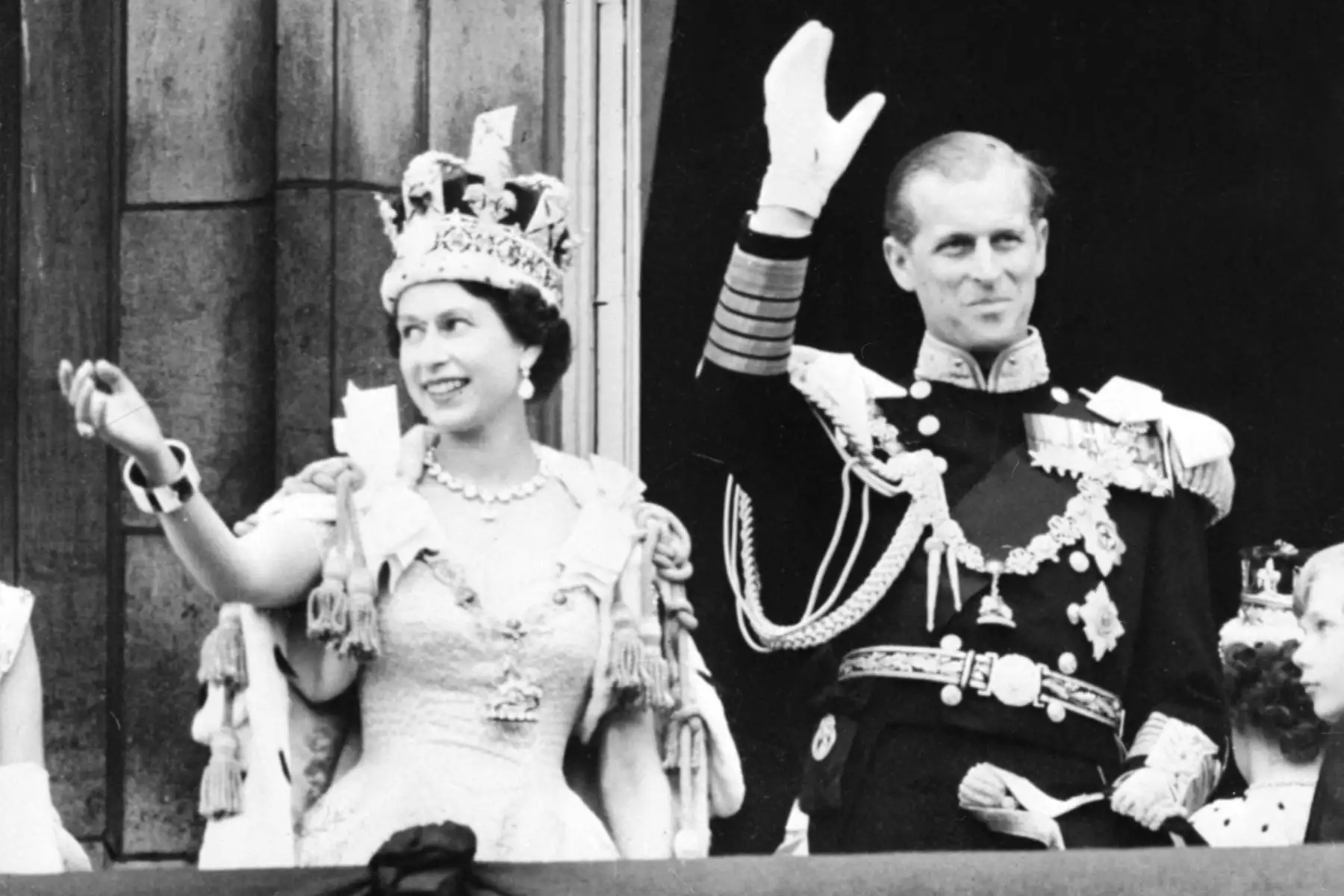 La Reina Isabel II de Gran Bretaña,, acompañada por el Príncipe Felipe de Gran Bretaña, Duque de Edimburgo, saluda a la multitud, el 2 de junio de 1953 después de ser coronada en la Abadía de Westminter en Londres. Foto: AFP