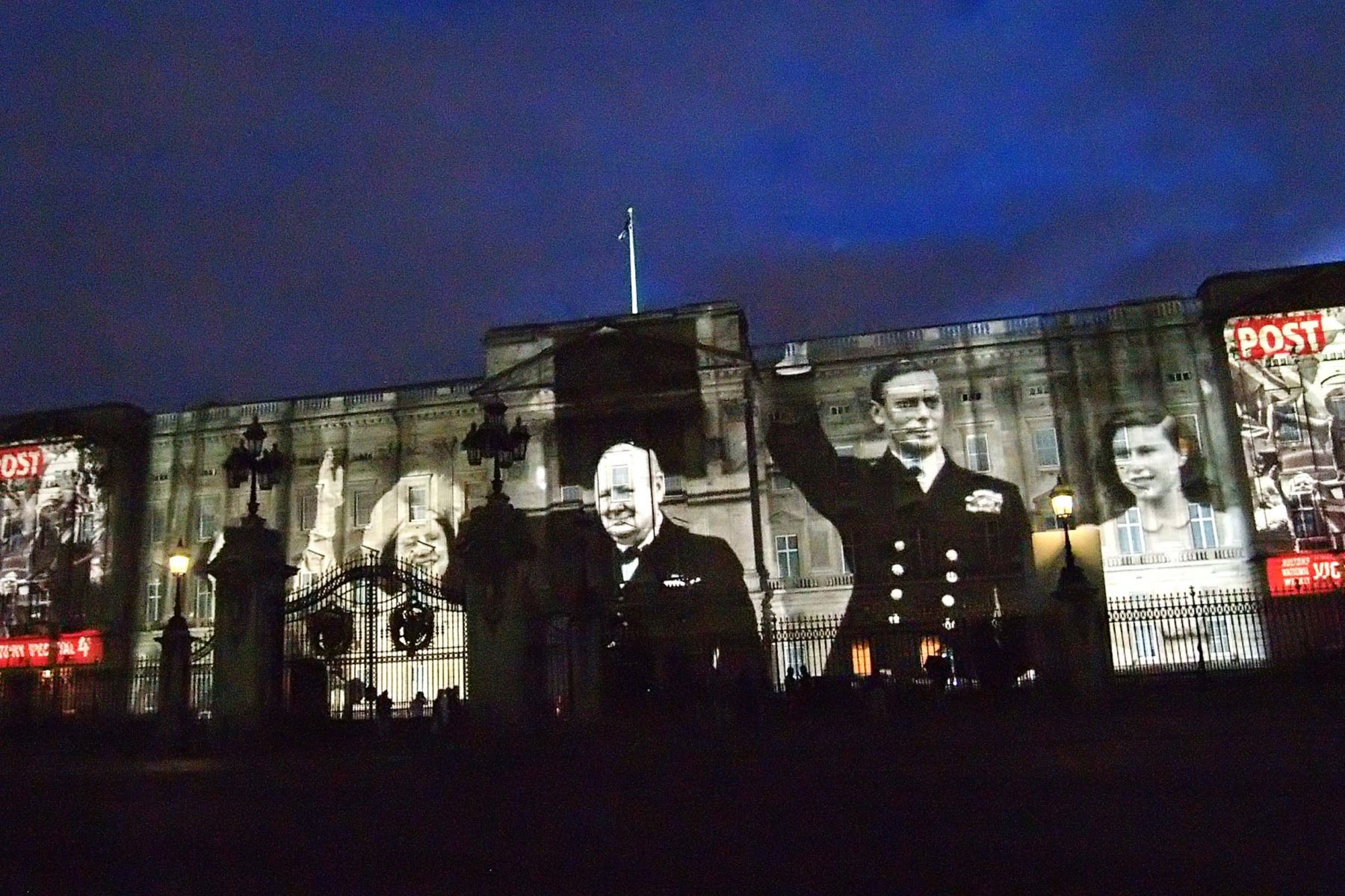 Las fotografías de izquierda a derecha de la Reina Isabel la Reina Madre, Sir Winston Churchill, el Rey Jorge VI y la Reina Isabel II se proyectan en la pared del Palacio de Buckingham, Londres, 05 de julio de 2005. La exhibición es parte del 60 aniversario del final de la Segunda Guerra Mundial. Foto: AFP