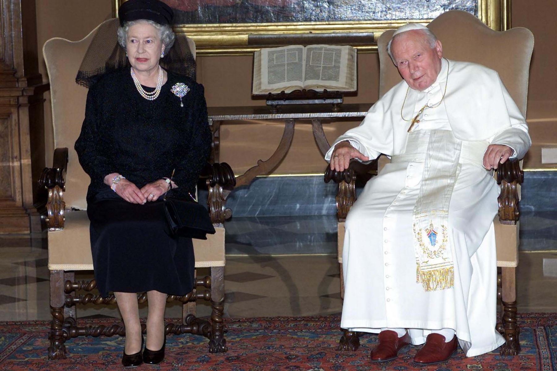 La Reina Isabel II de Gran Bretaña con el Papa Juan Pablo II durante una audiencia en el Vaticano en Roma, el 17 de octubre de 2000. Foto: AFP