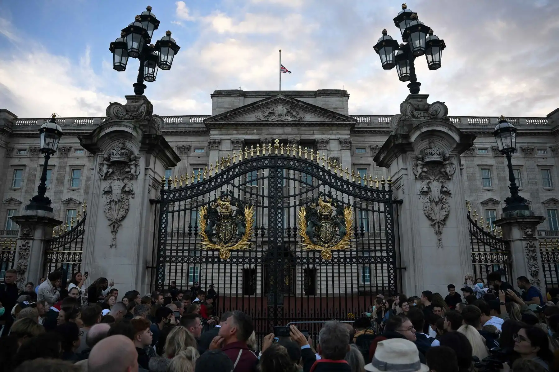 Una bandera ondea a media asta en lo alto del Palacio de Buckingham después del anuncio de la muerte de la reina Isabel II, en el centro de Londres. Foto: AFP