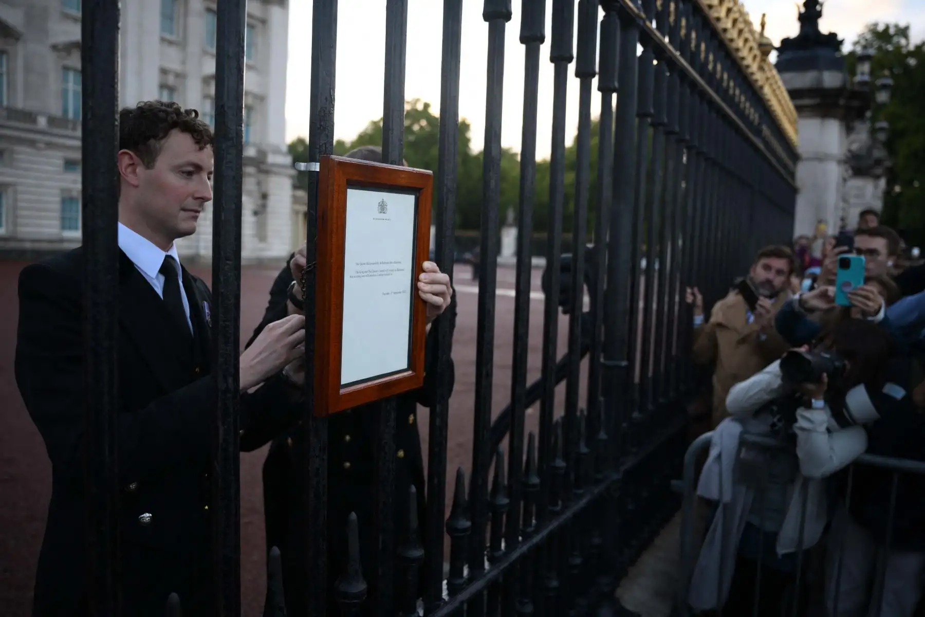 Un aviso que anuncia la muerte de la reina Isabel II se coloca en las rejas fuera del Palacio de Buckingham en el centro de Londres, en el centro de Londres. Foto: AFP