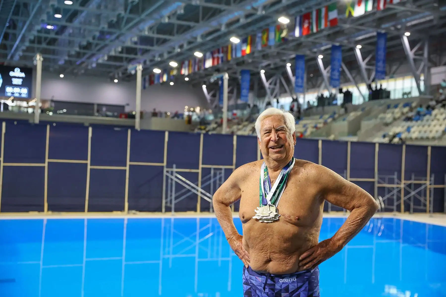 El día que el doctor José Benigno Peñaloza cumplió 80 años se sintió con muchas fuerzas y decidió continuar lanzándose, dándole a las brazadas. Con determinación, participó en un campeonato mundial en los 800 metros en estilo libre y obtuvo el tercer lugar. 
Foto: ANDINA/Andrés Valle
