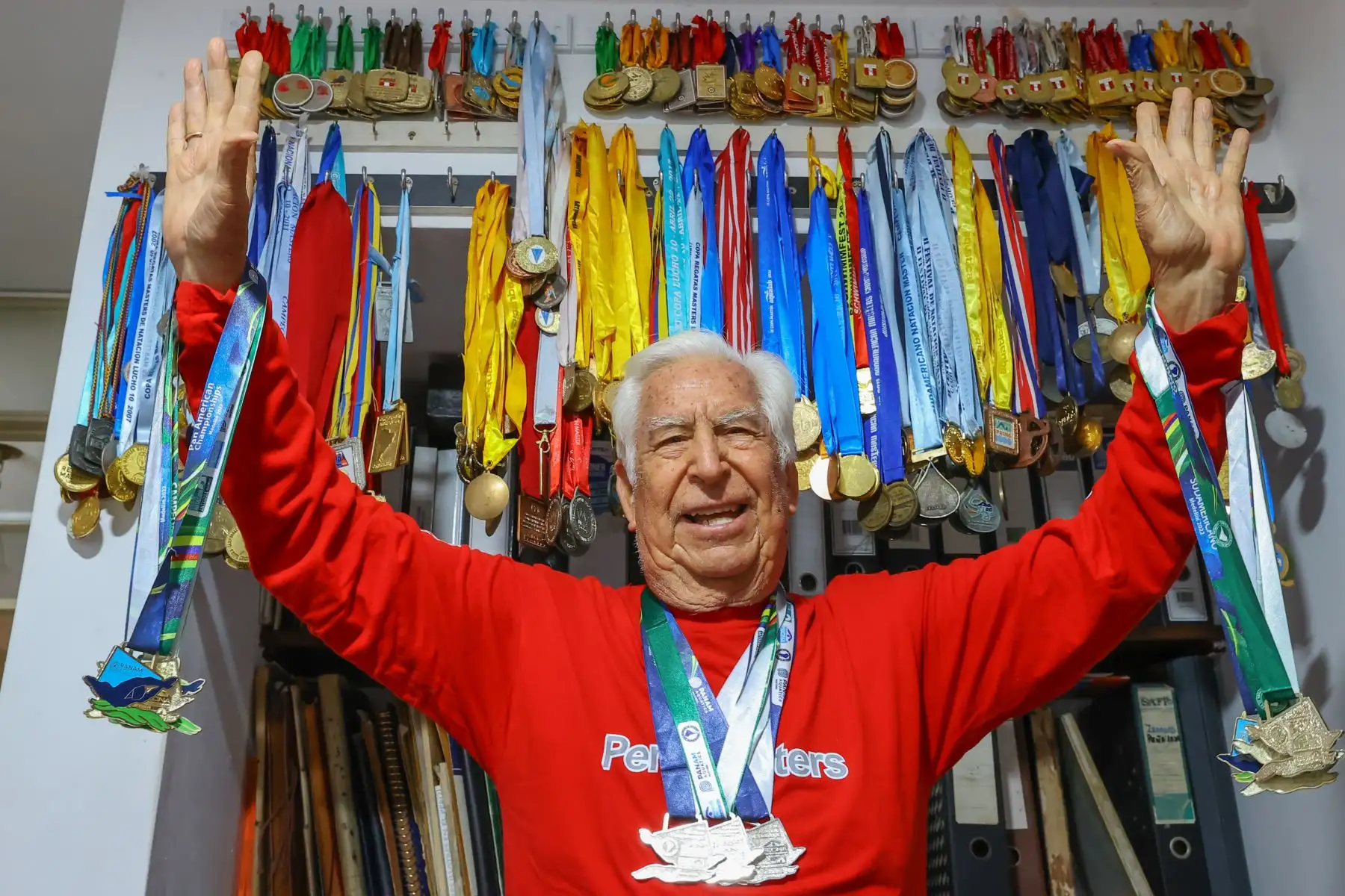El médico endocrinólogo José Benigno Peñaloza Jarrín, pionero en el tratamiento de la diabetes en el país, acaba de publicar un nuevo libro y sumó recientemente 10 preseas a su abultado medallero como nadado. 
Foto: ANDINA/Andrés Valle