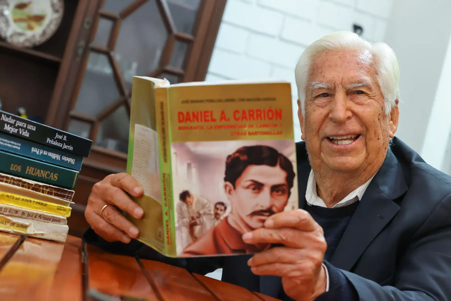 En junio, el doctor Peñaloza presentó su nuevo libro Nadar para una mejor vida. Odiseas de un médico peruano en campeonatos mundiales masters (California, Windmills Editions, 2022). En sus 438 páginas reflexiona sobre los beneficios para la salud de este deporte, el más completo; da luces sobre su larga vida y su vocación médica y deportiva. 
Foto: ANDINA/Andrés Valle