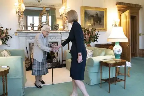 La primera ministra ofreció una discurso a la nación frente a su residencia oficial en Londres poco después de las 18.00 GMT. Foto: AFP