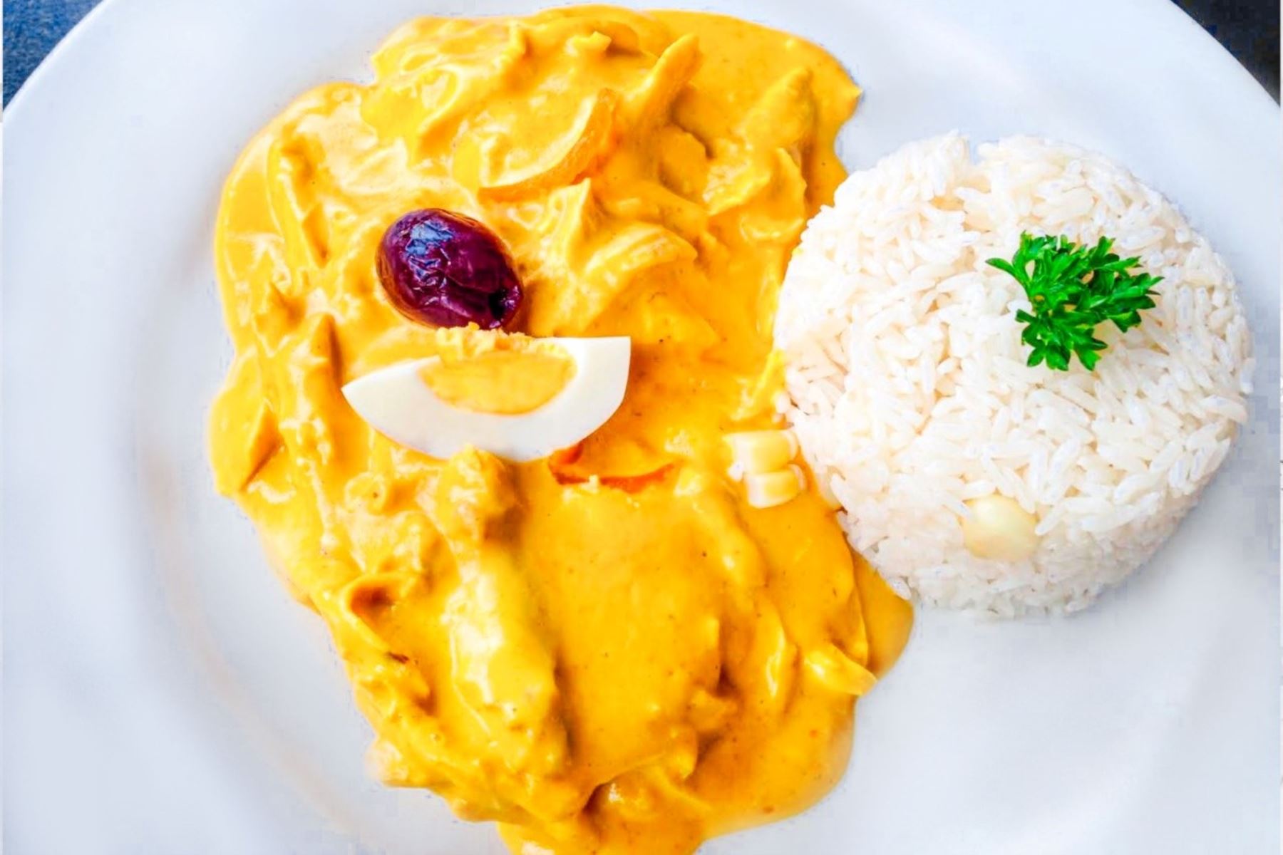 El Día Nacional de la Cocina y Gastronomía Peruana fue establecido por el Congreso de la República el 6 de octubre de 2010 con el aval del Mincetur y Apega.