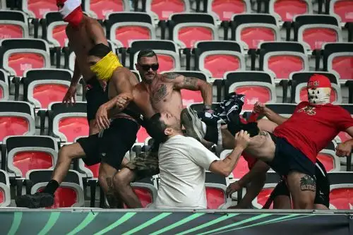 En total, 32 heridos, entre ellos dos policías y un miembro del personal del estadio, según un balance de la prefectura. Foto: