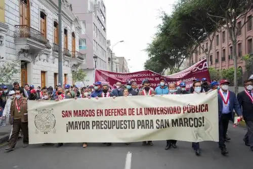 La rectora, Jeri Ramón Ruffner, vicerrectores y decanos de las diversas facultades participaron al lado de la comunidad sanmarquina para pedir el aumento del presupuesto en general, así como el retorno a clases presenciales seguras. Foto: Difusión