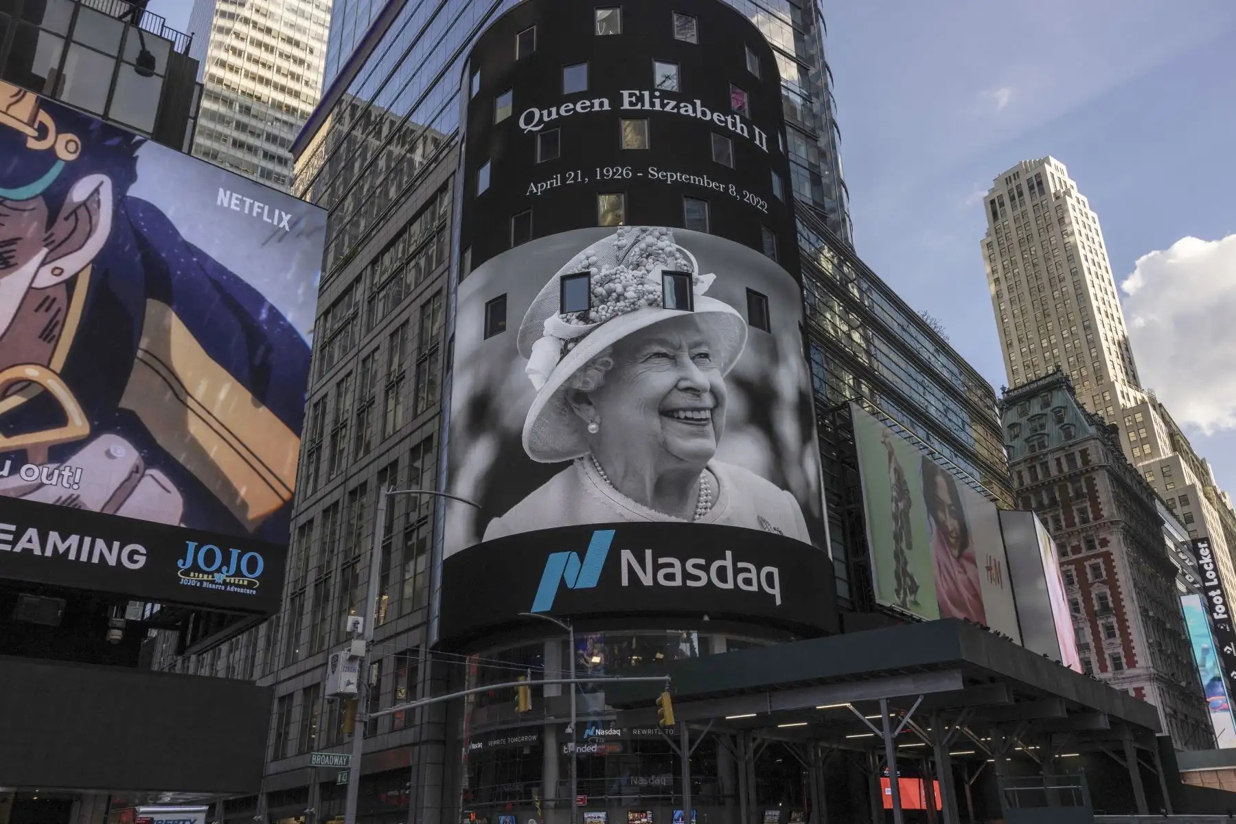 Una imagen de la reina Isabel II se muestra en Times Square en Nueva York el 8 de septiembre de 2022 después de la noticia de su muerte a los 96 años. Foto: AFP
