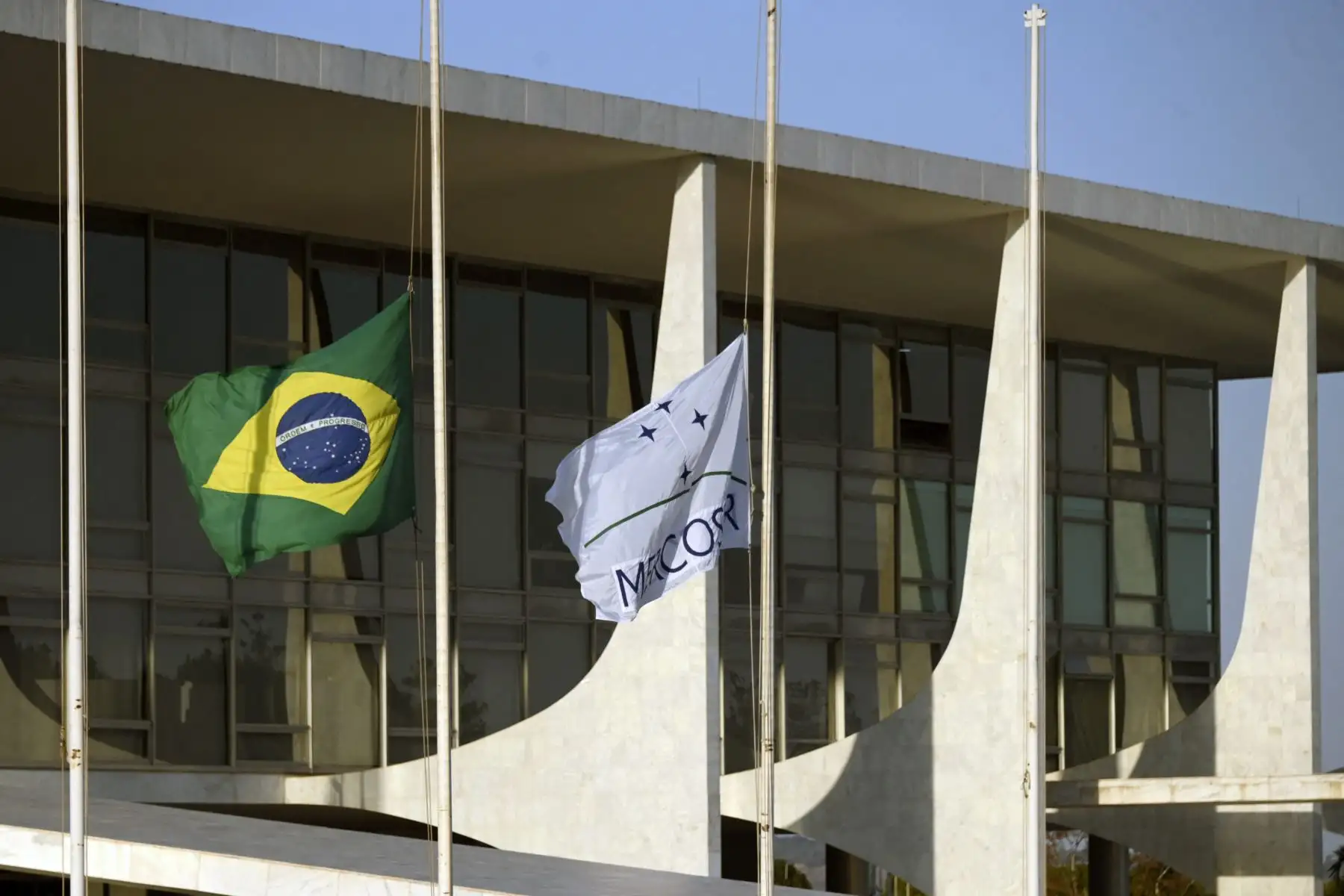 Las banderas de Brasil y del MERCOSUR ondean a media asta en el Palacio del Planalto tras la muerte de la Reina Isabel II de Gran Bretaña, en Brasilia, el 8 de septiembre de 2022. Foto: AFP