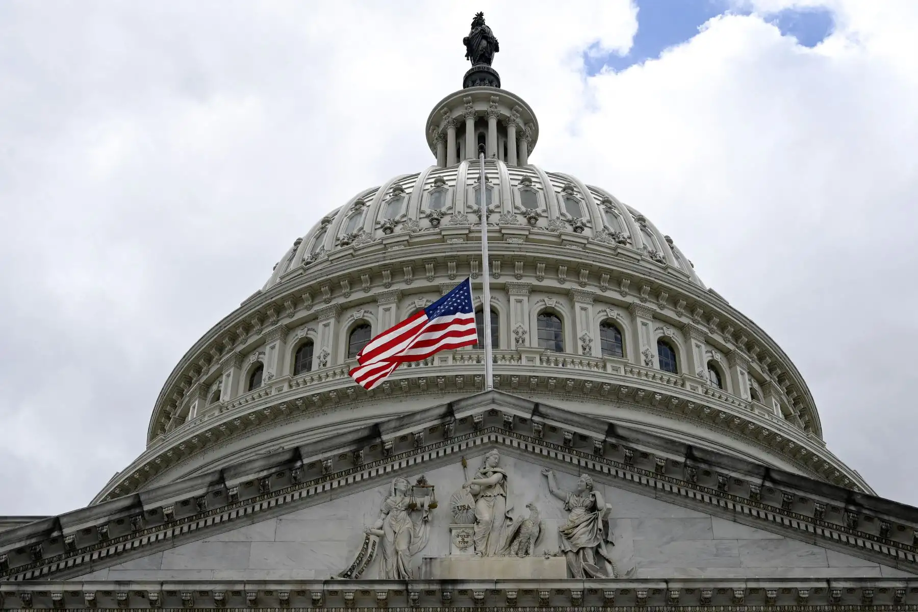 La bandera de EE. UU. ondea a media asta en el Capitolio de EE. UU. en Washington, DC, el 8 de septiembre de 2022 tras la muerte de la reina Isabel II de Gran Bretaña. Foto: AFP