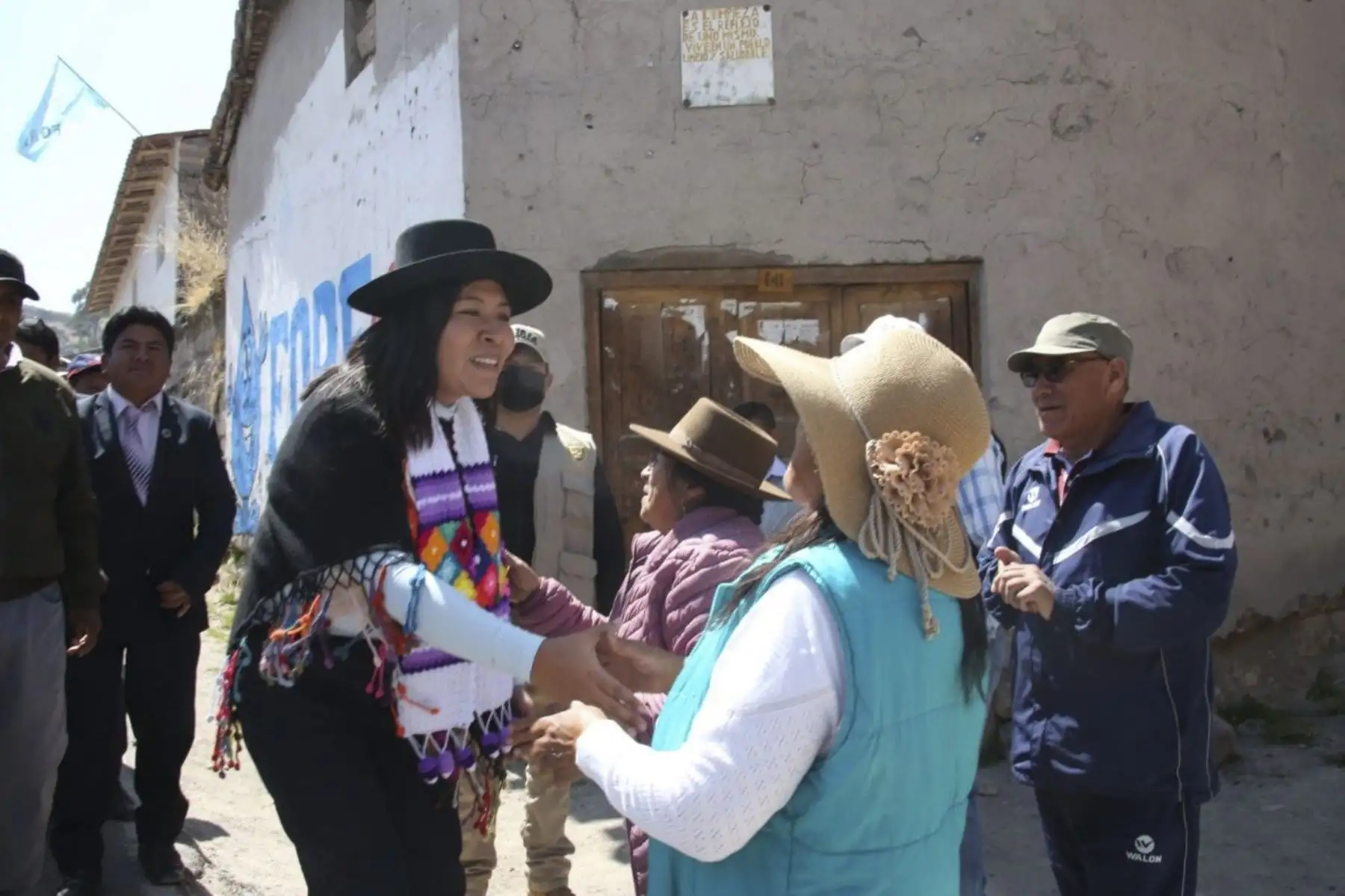 La ministra de Cultura, Betssy Chavez, llegó al distrito de Julcamarca, en la región Huancavelica, donde participó de una misa en el Templo San Juan Bautista, en honor a la Virgen de Cocharcas. Foto: MINCUL
