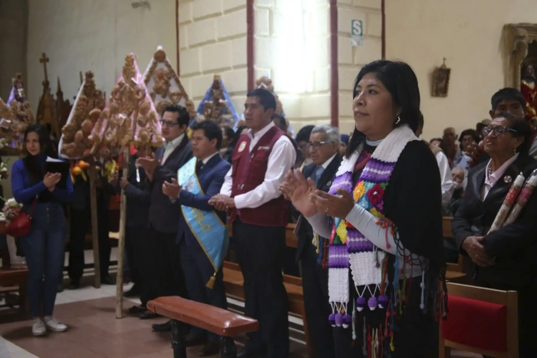 La ministra de Cultura, Betssy Chavez, llegó al distrito de Julcamarca, en la región Huancavelica, donde participó de una misa en el Templo San Juan Bautista, en honor a la Virgen de Cocharcas. Foto: MINCUL