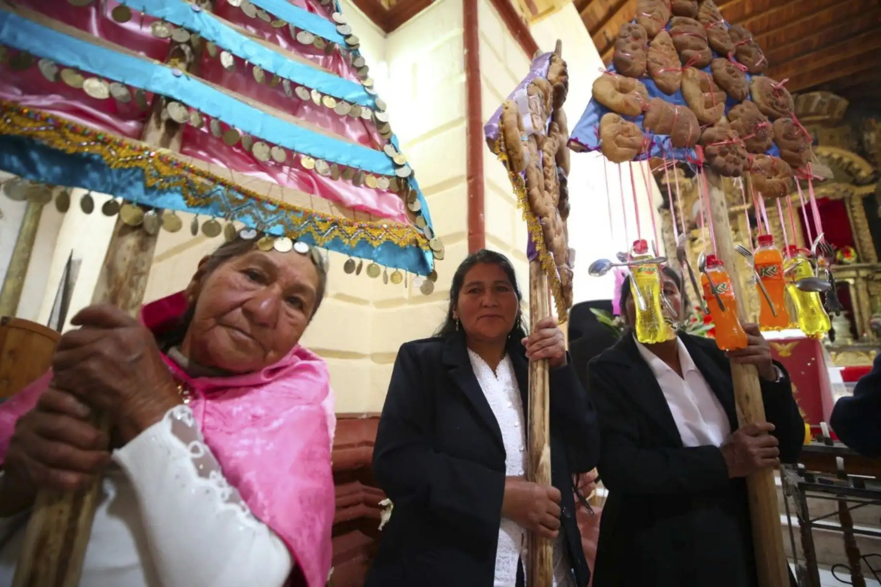 La ministra de Cultura, Betssy Chavez, llegó al distrito de Julcamarca, en la región Huancavelica, donde participó de una misa en el Templo San Juan Bautista, en honor a la Virgen de Cocharcas. Foto: MINCUL
