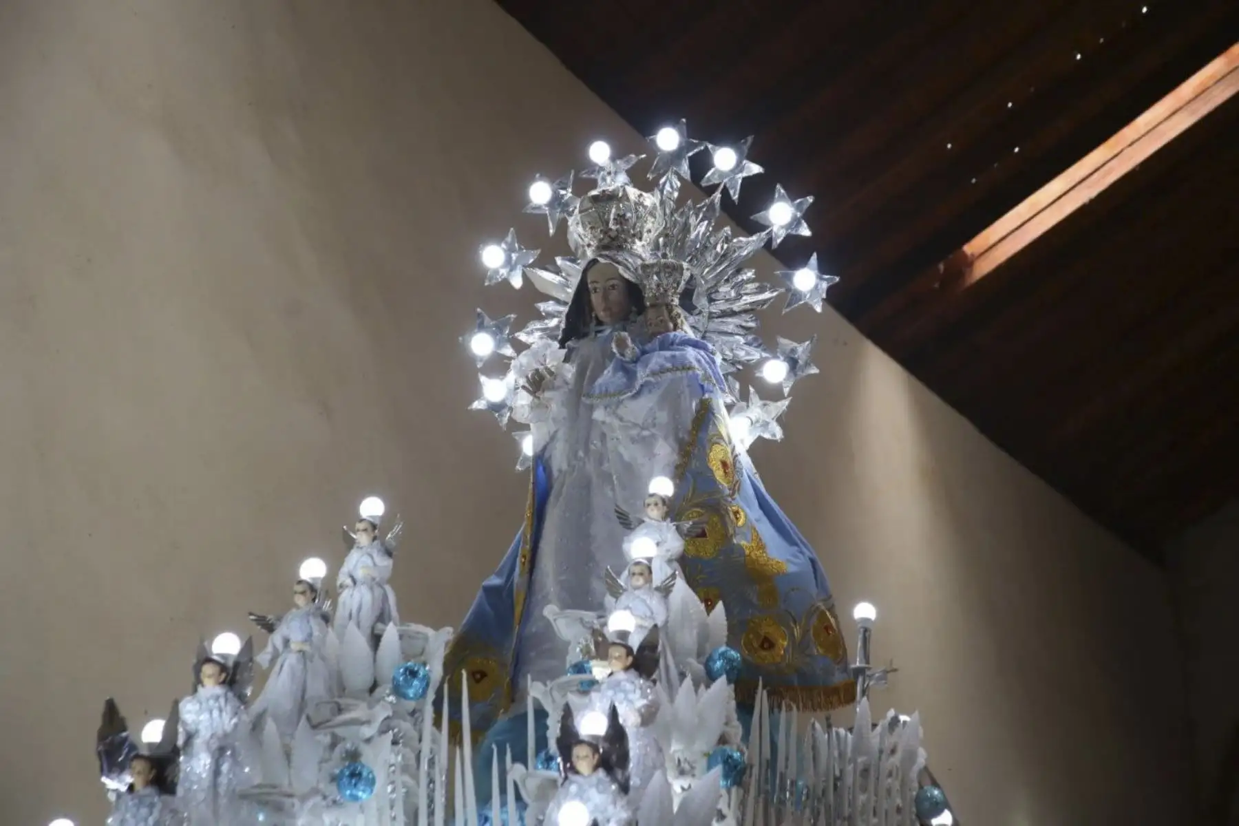 La ministra de Cultura, Betssy Chavez, llegó al distrito de Julcamarca, en la región Huancavelica, donde participó de una misa en el Templo San Juan Bautista, en honor a la Virgen de Cocharcas. Foto: MINCUL
