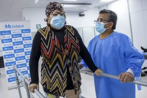 Los tecnólogos médicos en terapia física atienden a adultos hospitalizados en las unidades de cuidados críticos, intermedios, como también a pacientes de traumatología, pre y postoperados, endocrinología, entre otras áreas asistenciales. Foto: ANDINA/EsSalud.