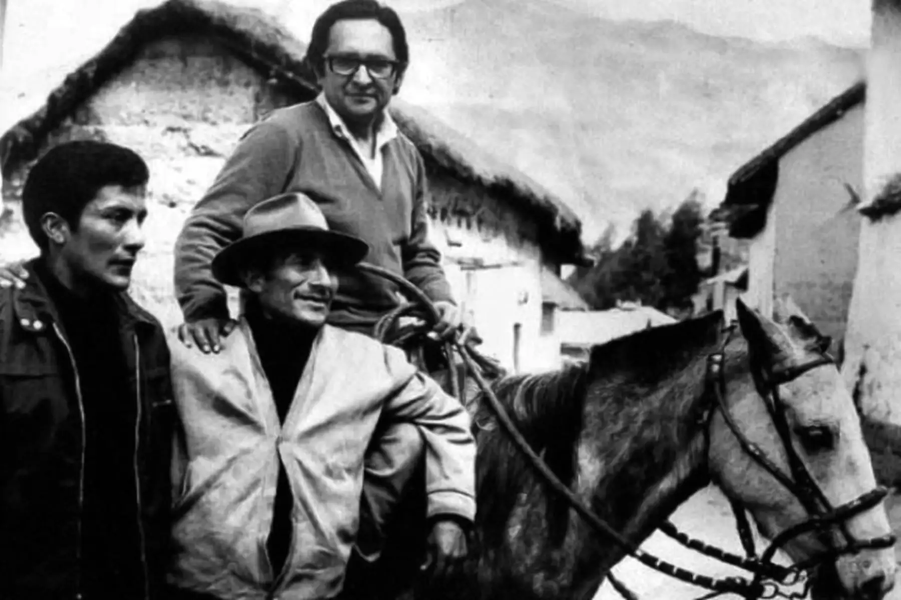 Sierra Peruana - julio 1975 / El escritor Manuel Scorza, autor de La danza inmóvil, se sintió siempre cercano a la problemática campesina. Foto: INTERNET / Medios