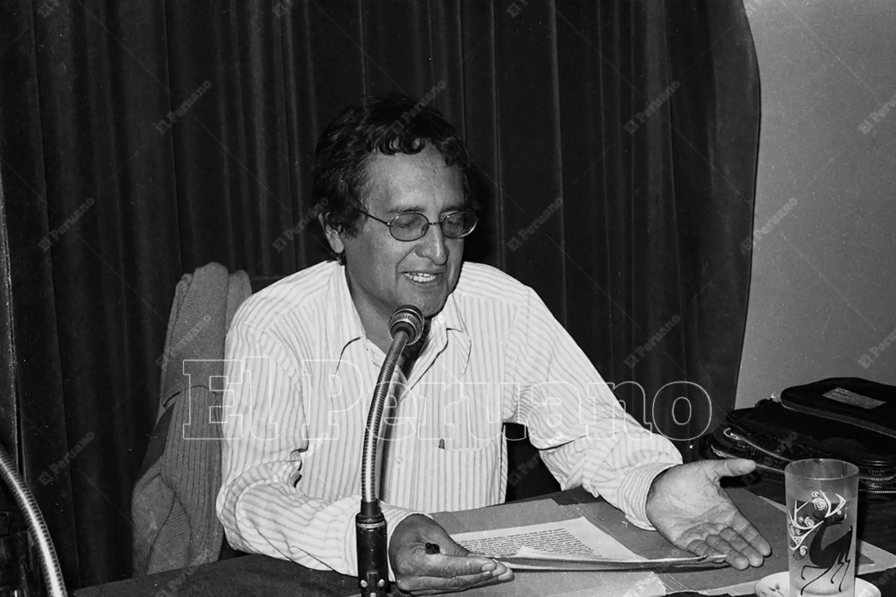 Lima - 10 de mayo 1977 / Manuel Scorza, editor y novelista de la Generación del 50, en una conferencia. Foto: Archivo Histórico de El Peruano / Bernabé Wong