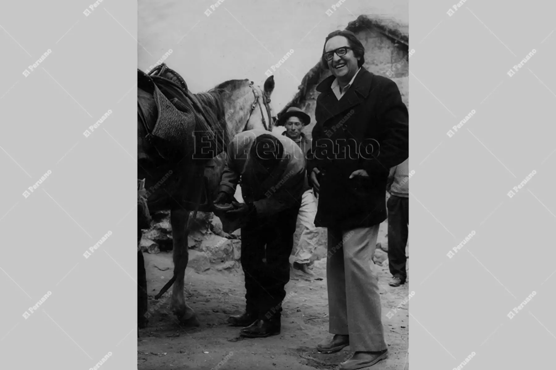 Sierra Peruana - julio 1975 / El escritor Manuel Scorza, autor de Redoble por Rancas, se sintió siempre cercano a la problemática campesina. Foto: Archivo Histórico de El Peruano