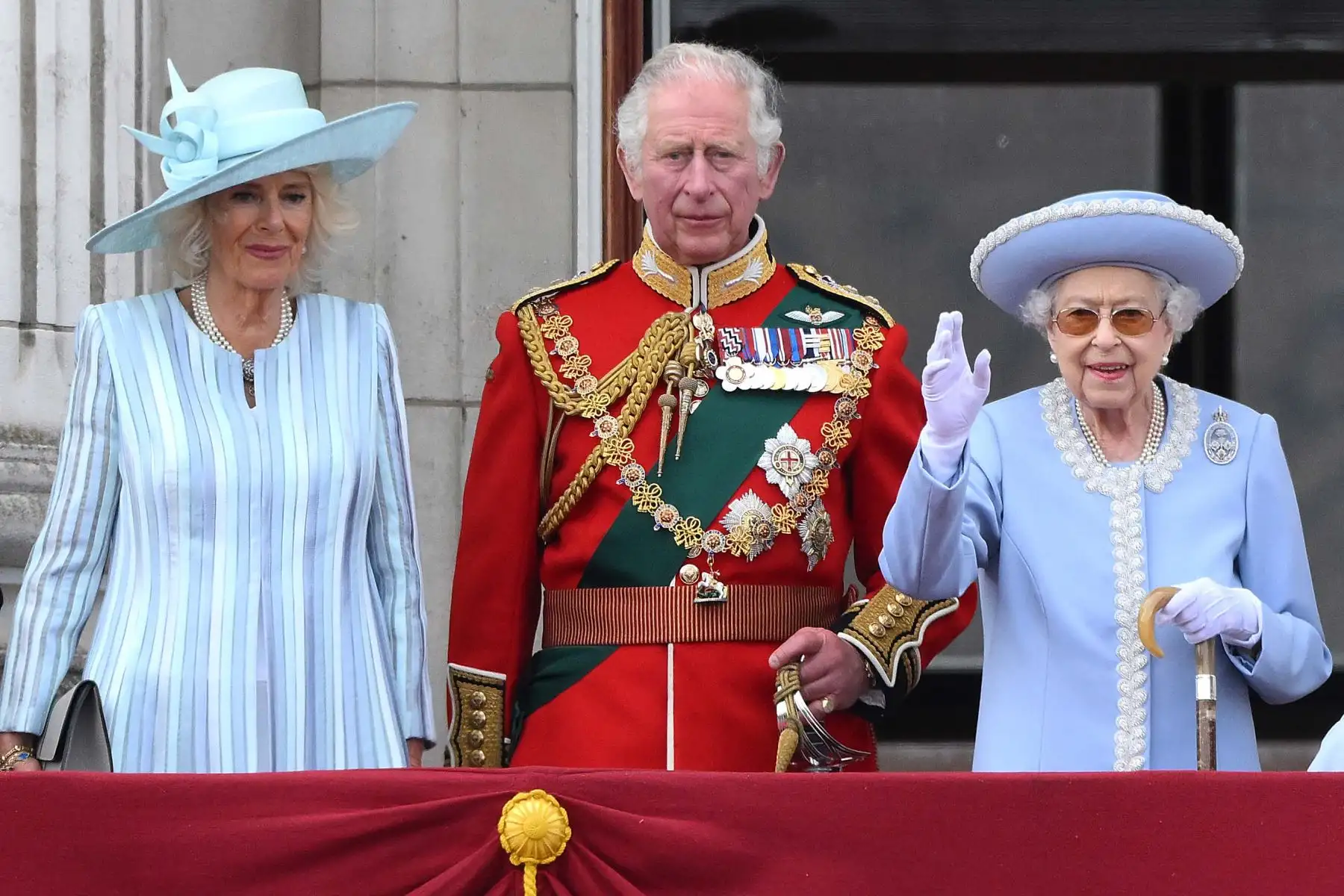 2 de junio de 2022, la reina Isabel II de Gran Bretaña se encuentra con Camilla, duquesa de Cornualles y el príncipe Carlos, príncipe de Gales de Gran Bretaña para ver un vuelo especial desde el balcón del Palacio de Buckingham. Foto: AFP