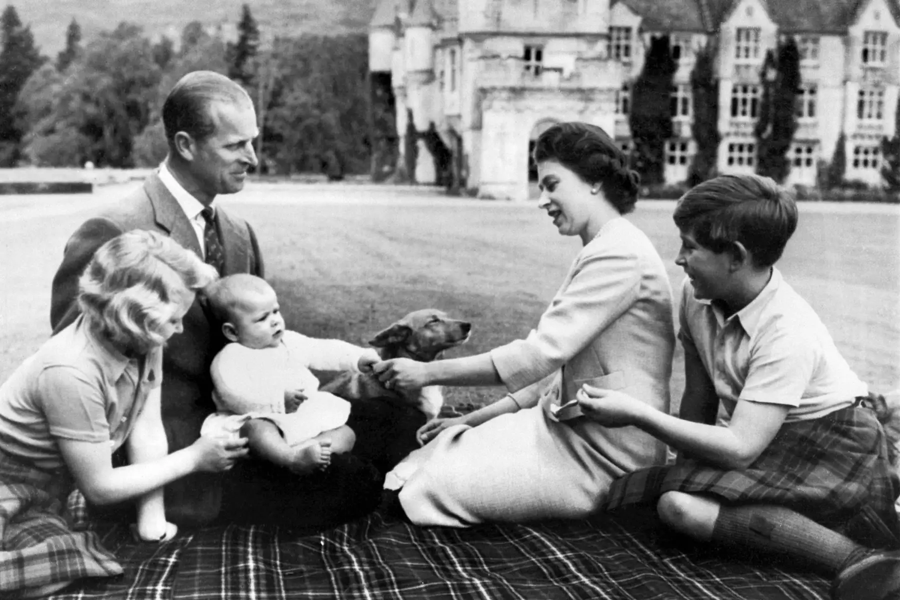 9 de septiembre de 1960, la reina Isabel II de Gran Bretaña, el príncipe Felipe de Gran Bretaña, el duque de Edimburgo y sus tres hijos, el príncipe Carlos, la princesa Anne y el príncipe Andrew posan en los terrenos del castillo de Balmoral, cerca del pueblo de Crathie en Aberdeenshire. Foto: AFP