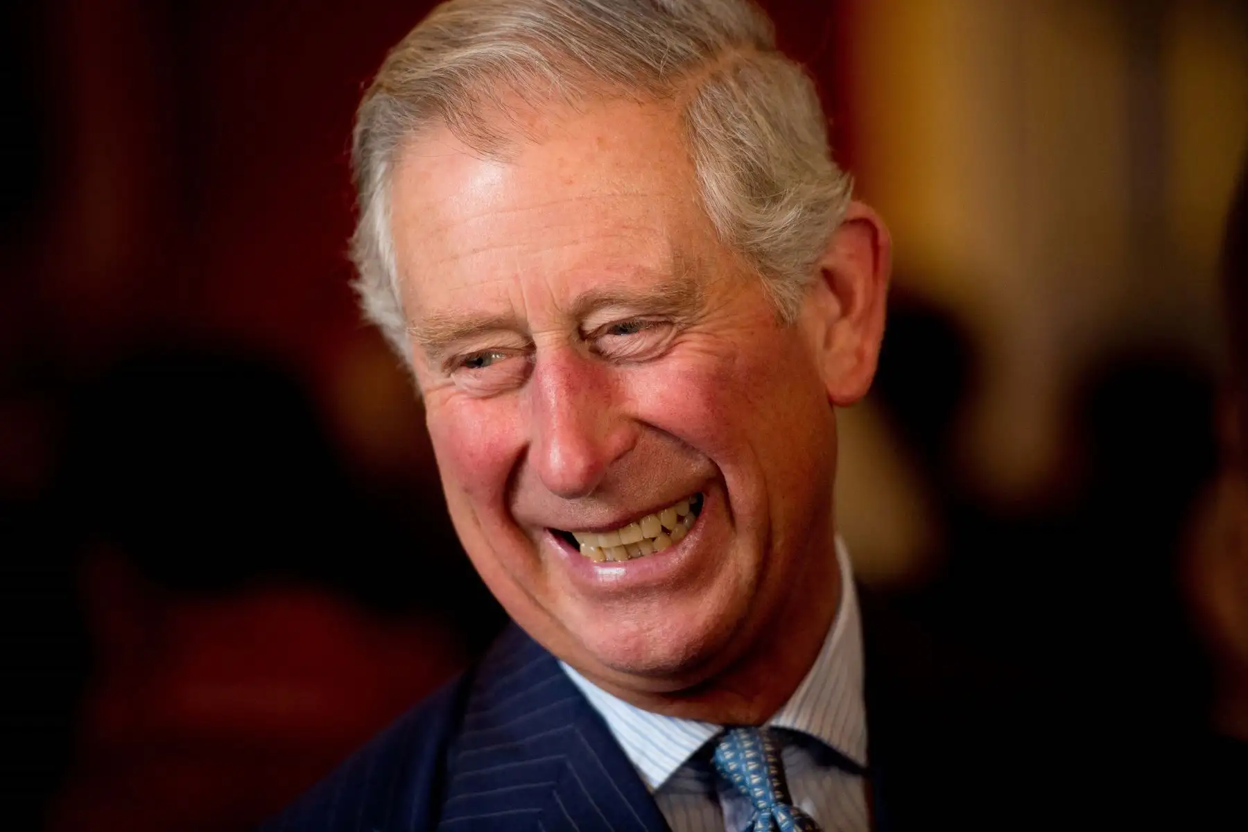 24 de octubre de 2013, el príncipe Carlos de Gran Bretaña reacciona a un comentario mientras se encuentra con los invitados durante una recepción en Clarence House, en el centro de Londres. Foto: AFP