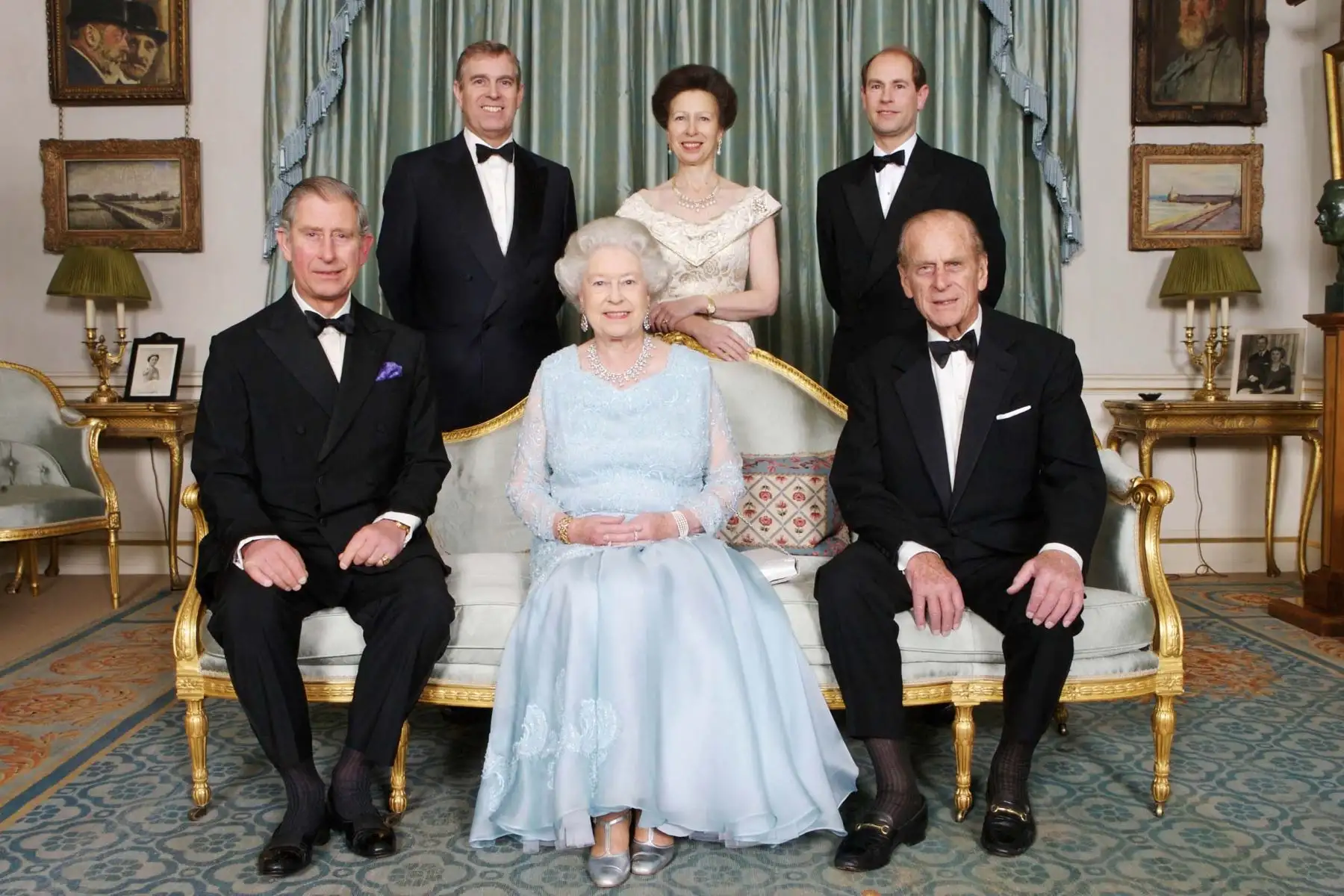 18 de noviembre de 2007, la reina Isabel II de Gran Bretaña y el príncipe Felipe se unen en Clarence House en Londres por el príncipe Carlos, El príncipe Eduardo, La Princesa Ana y el Príncipe Andrés con motivo de una cena organizada por Su Alteza Real el Príncipe de Gales y Su Alteza Real la Duquesa de Cornualles para conmemorar el próximo Aniversario de Bodas de Diamante de la Reina. Foto: AFP