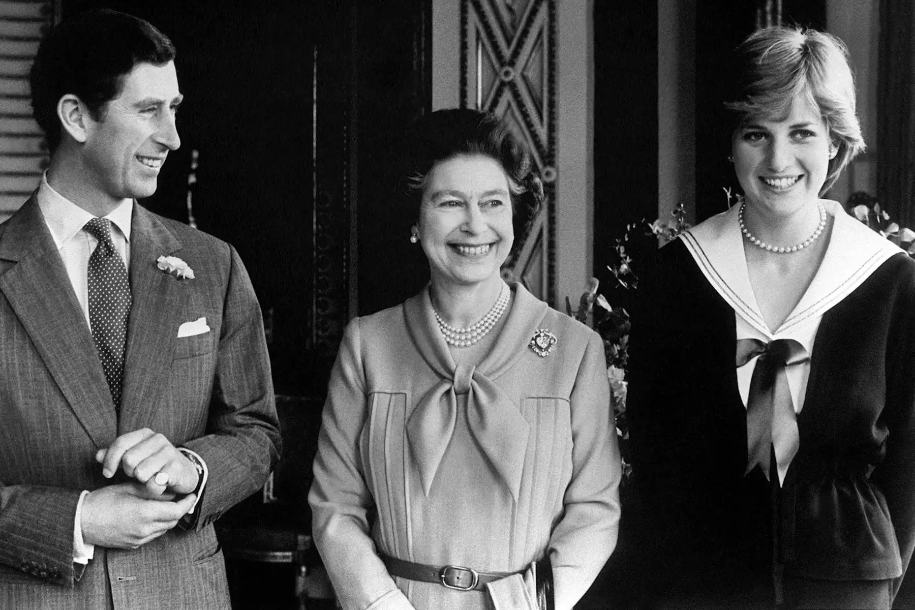 27 de marzo de 1981, la reina Isabel II acompañada por su hijo, el príncipe Carlos, y su prometida, Lady Diana, en el Palacio de Buckingham en Londres. Foto: AFP