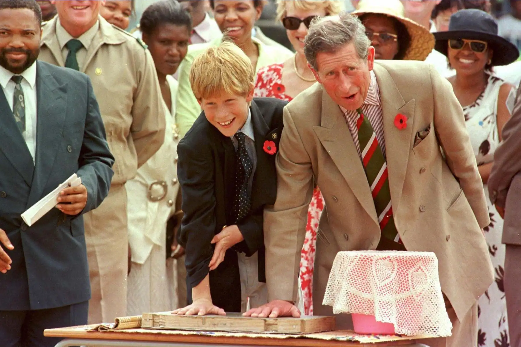 3 de noviembre de 1997, el príncipe Carlos y su hijo Harry imprimen sus manos en cemento húmedo que se descubrirá como una placa en Dukuduku. Foto: AFP
