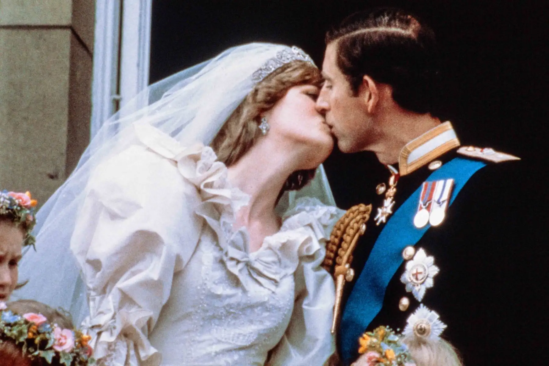 29 de julio de 1981, Carlos, Príncipe de Gales, besa a su novia, Lady Diana, en el balcón del Palacio de Buckingham. Foto: AFP