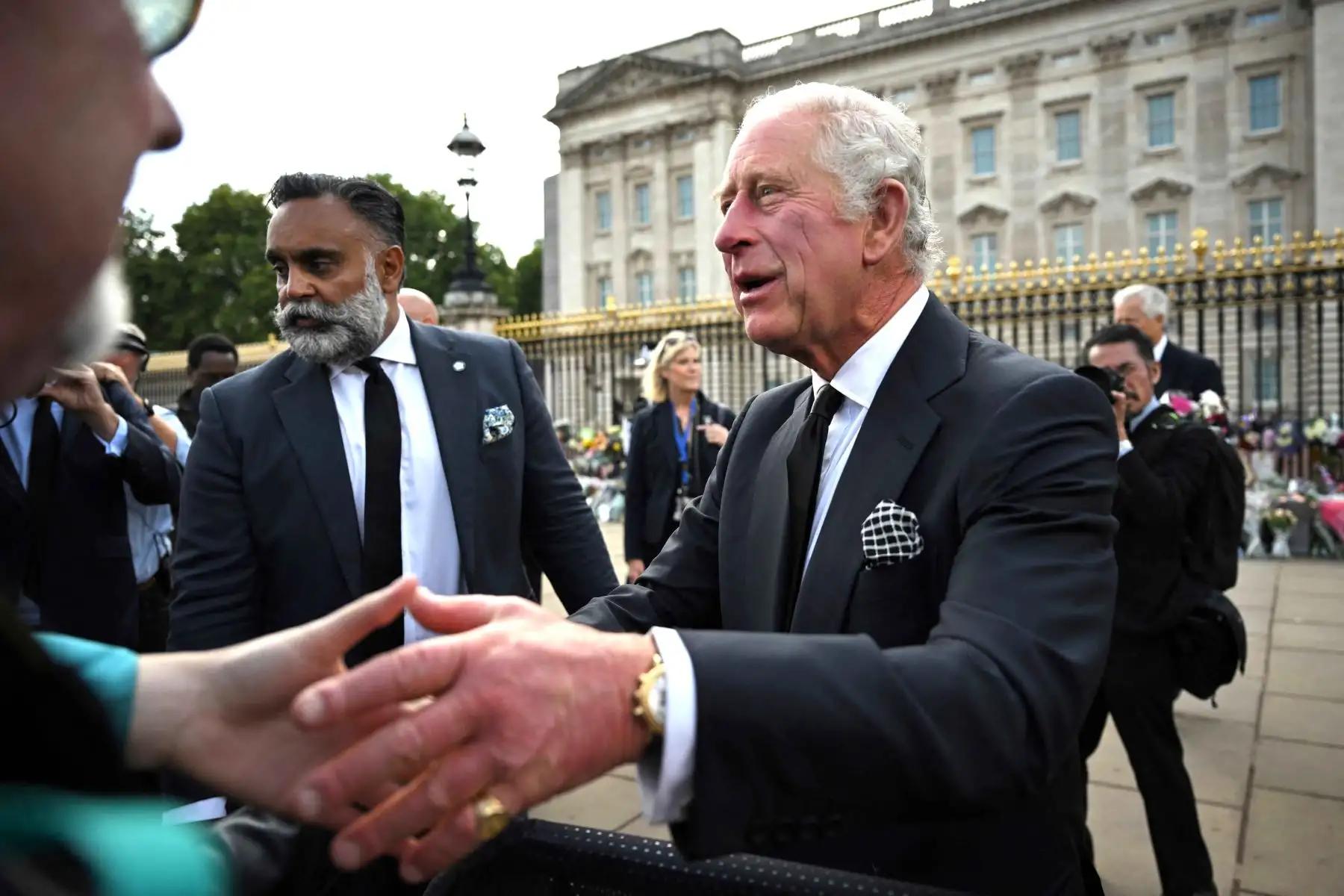 El rey Carlos III de Gran Bretaña saluda a la multitud a su llegada al Palacio de Buckingham en Londres. Foto: AFP