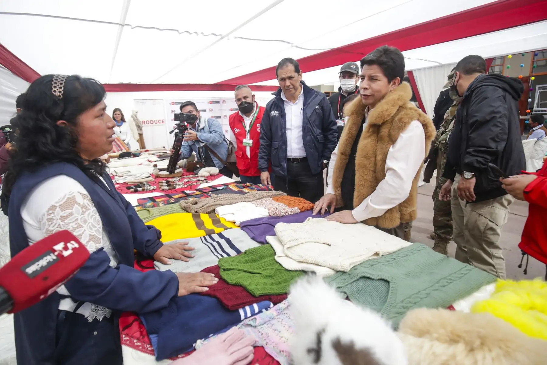 Presidente de la República, Pedro Castillo inspecciona las instalaciones del CITEtextil Camélidos Cusco y se reúne con dirigentes alpaqueros de la región.
Foto: ANDINA/Prensa Presidencia