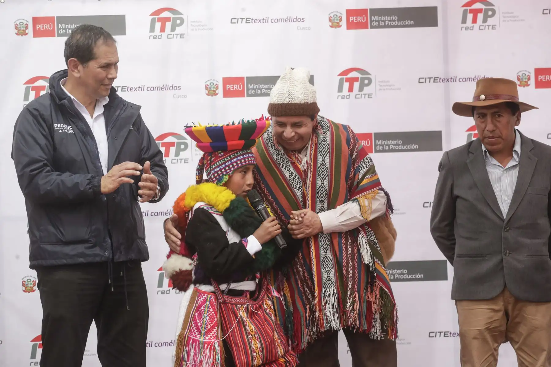 Presidente de la República, Pedro Castillo inspecciona las instalaciones del CITEtextil Camélidos Cusco y se reúne con dirigentes alpaqueros de la región.
Foto: ANDINA/Prensa Presidencia