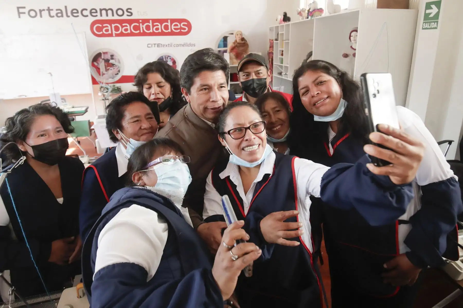 Presidente de la República, Pedro Castillo inspecciona las instalaciones del CITEtextil Camélidos Cusco y se reúne con dirigentes alpaqueros de la región.
Foto: ANDINA/Prensa Presidencia