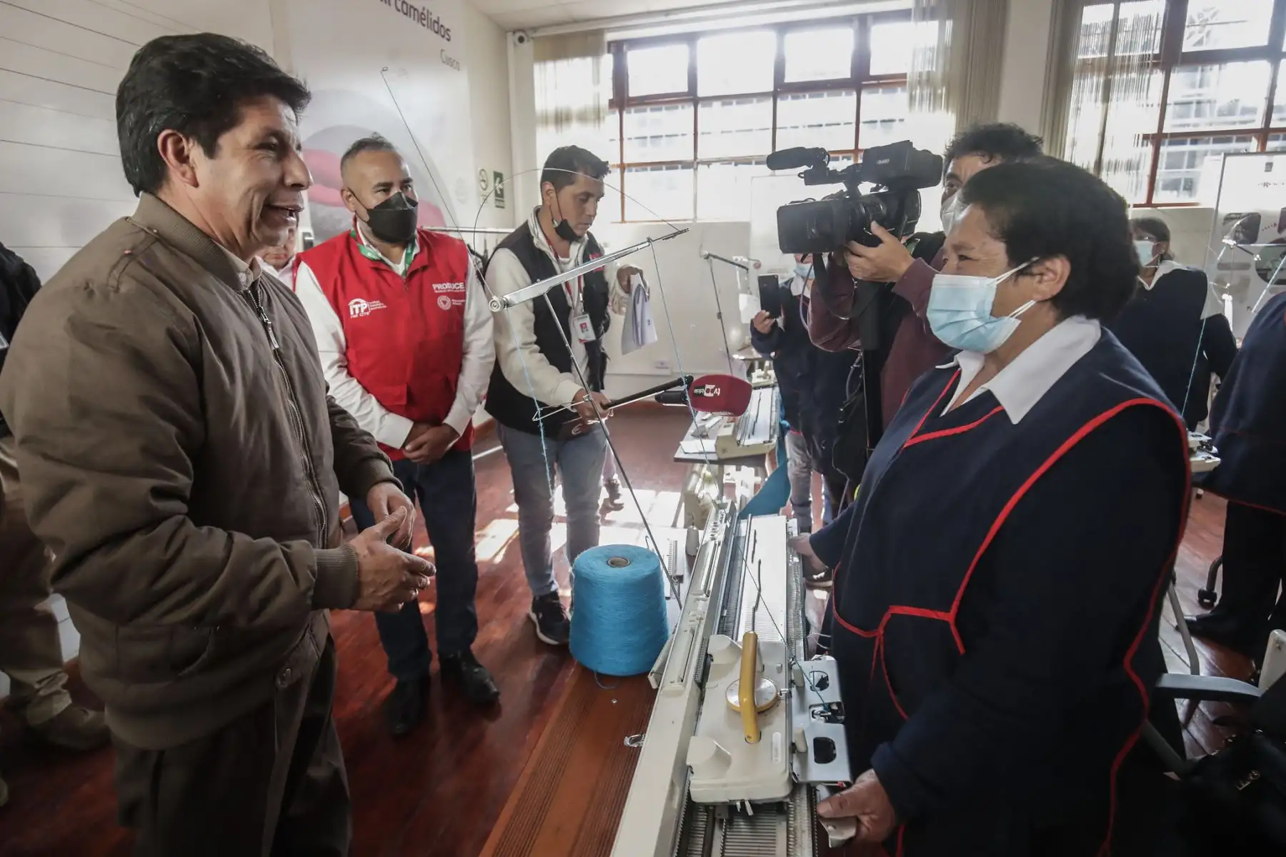 Presidente de la República, Pedro Castillo inspecciona las instalaciones del CITEtextil Camélidos Cusco y se reúne con dirigentes alpaqueros de la región.
Foto: ANDINA/Prensa Presidencia