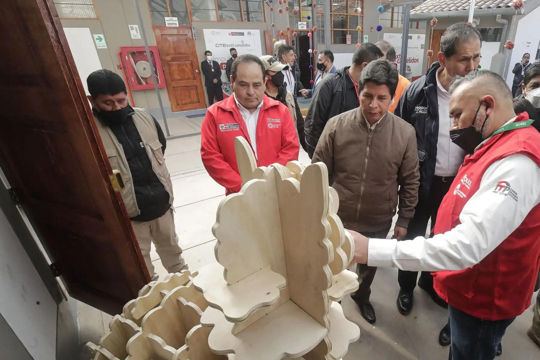 Presidente de la República, Pedro Castillo inspecciona las instalaciones del CITEtextil Camélidos Cusco y se reúne con dirigentes alpaqueros de la región.
Foto: ANDINA/Prensa Presidencia