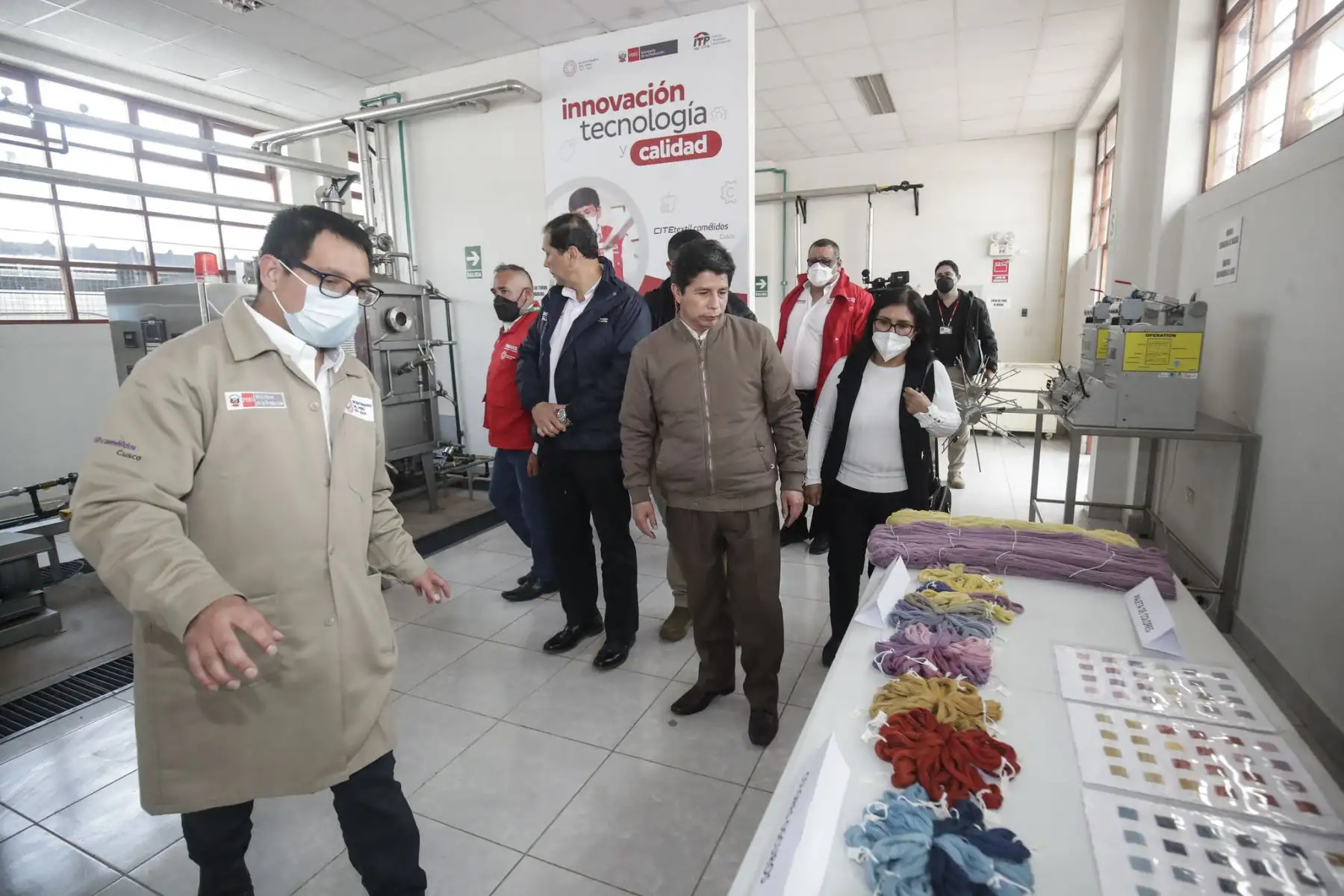 Presidente de la República, Pedro Castillo inspecciona las instalaciones del CITEtextil Camélidos Cusco y se reúne con dirigentes alpaqueros de la región.
Foto: ANDINA/Prensa Presidencia
