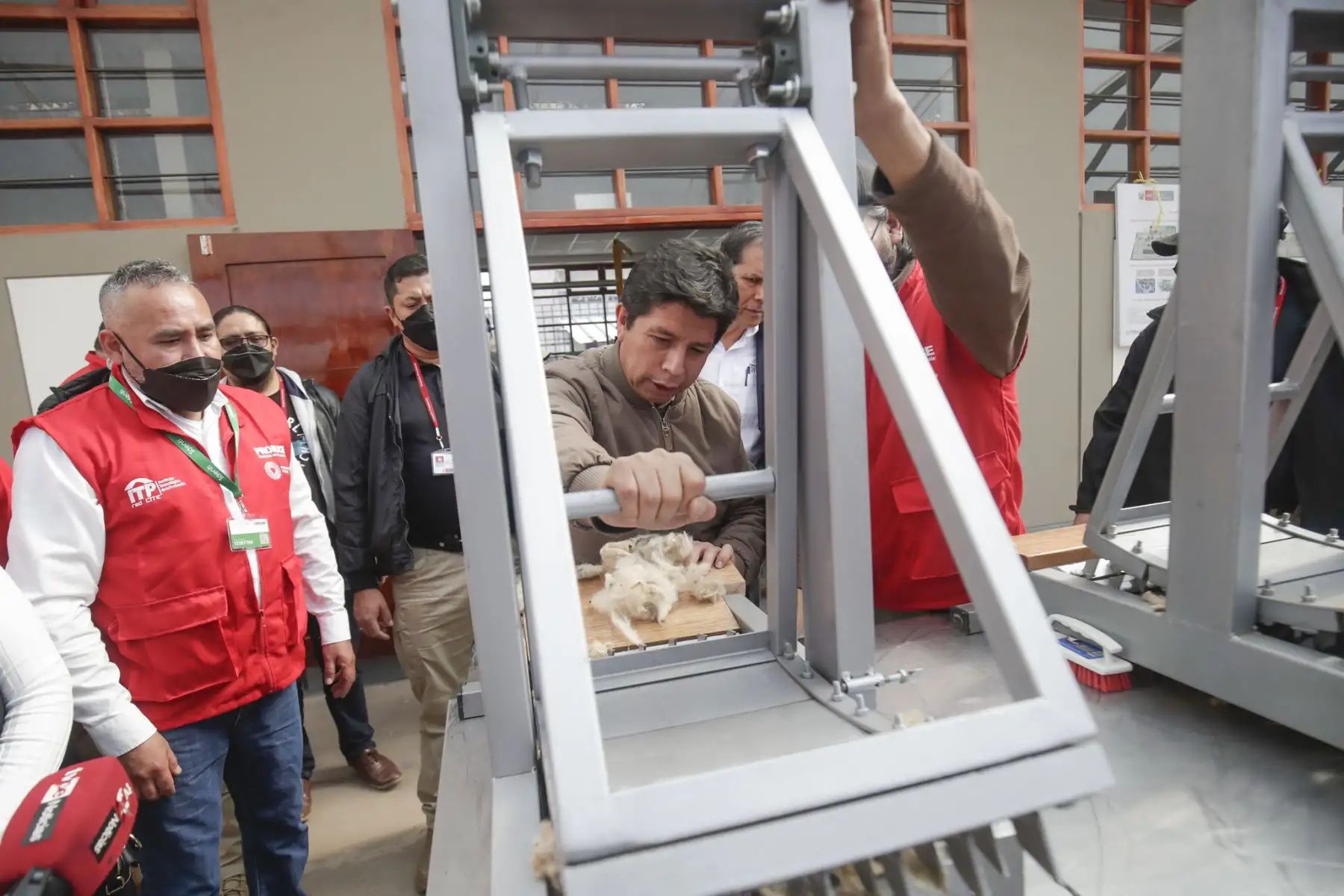 Presidente de la República, Pedro Castillo inspecciona las instalaciones del CITEtextil Camélidos Cusco y se reúne con dirigentes alpaqueros de la región.
Foto: ANDINA/Prensa Presidencia