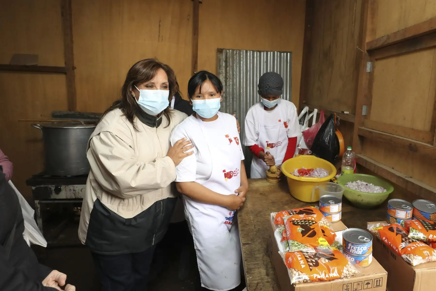 La ministra de Desarrollo e Inclusión Social, Dina Boluarte, participó en la entrega de alimentos donados por la Sociedad Nacional de Pesquería a la olla común Mujeres Unidas, que atiende a 76 usuarias y usuarios en el distrito de Carabayllo. Foto: Difusión