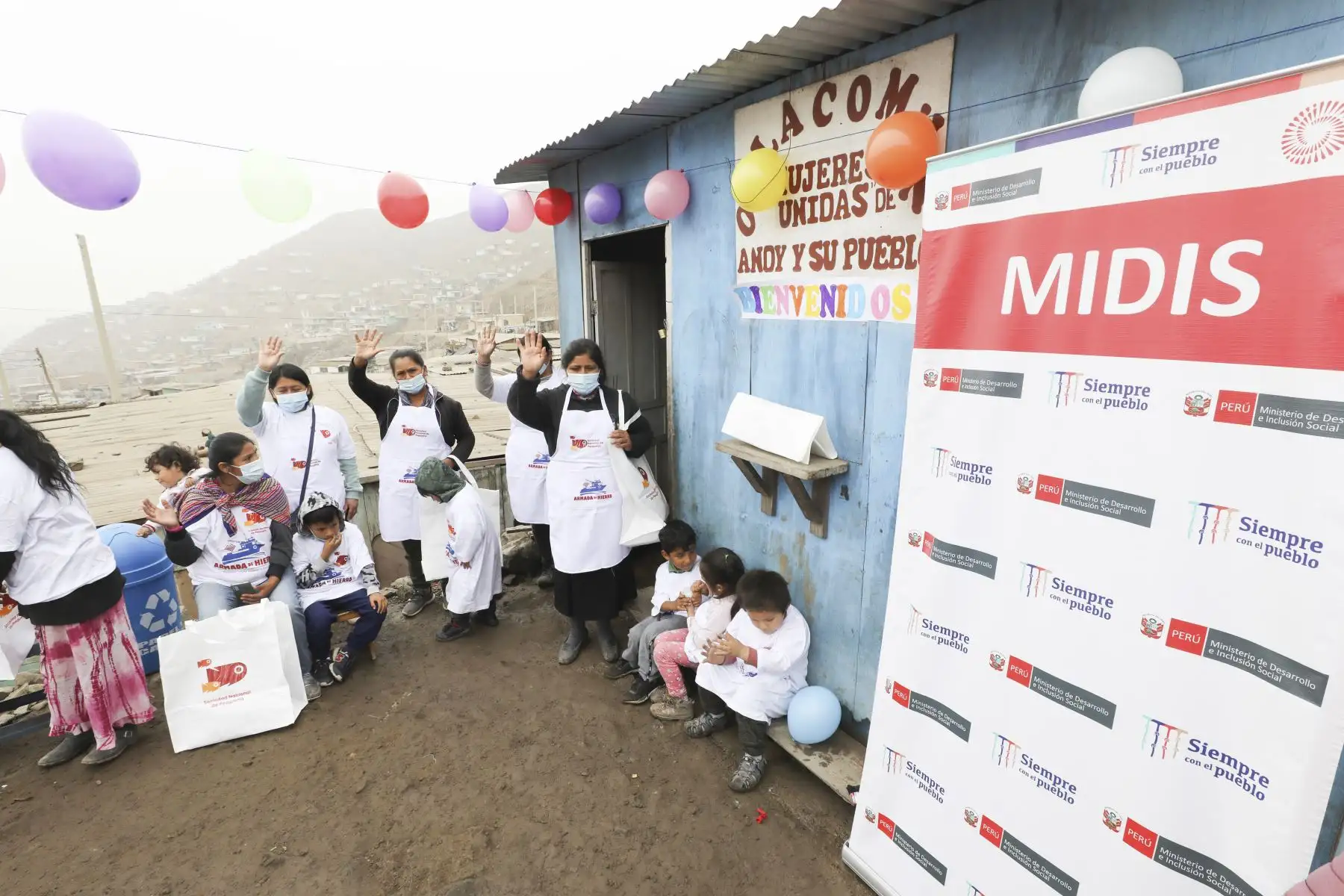 La ministra de Desarrollo e Inclusión Social, Dina Boluarte, participó en la entrega de alimentos donados por la Sociedad Nacional de Pesquería a la olla común Mujeres Unidas, que atiende a 76 usuarias y usuarios en el distrito de Carabayllo. Foto: Difusión