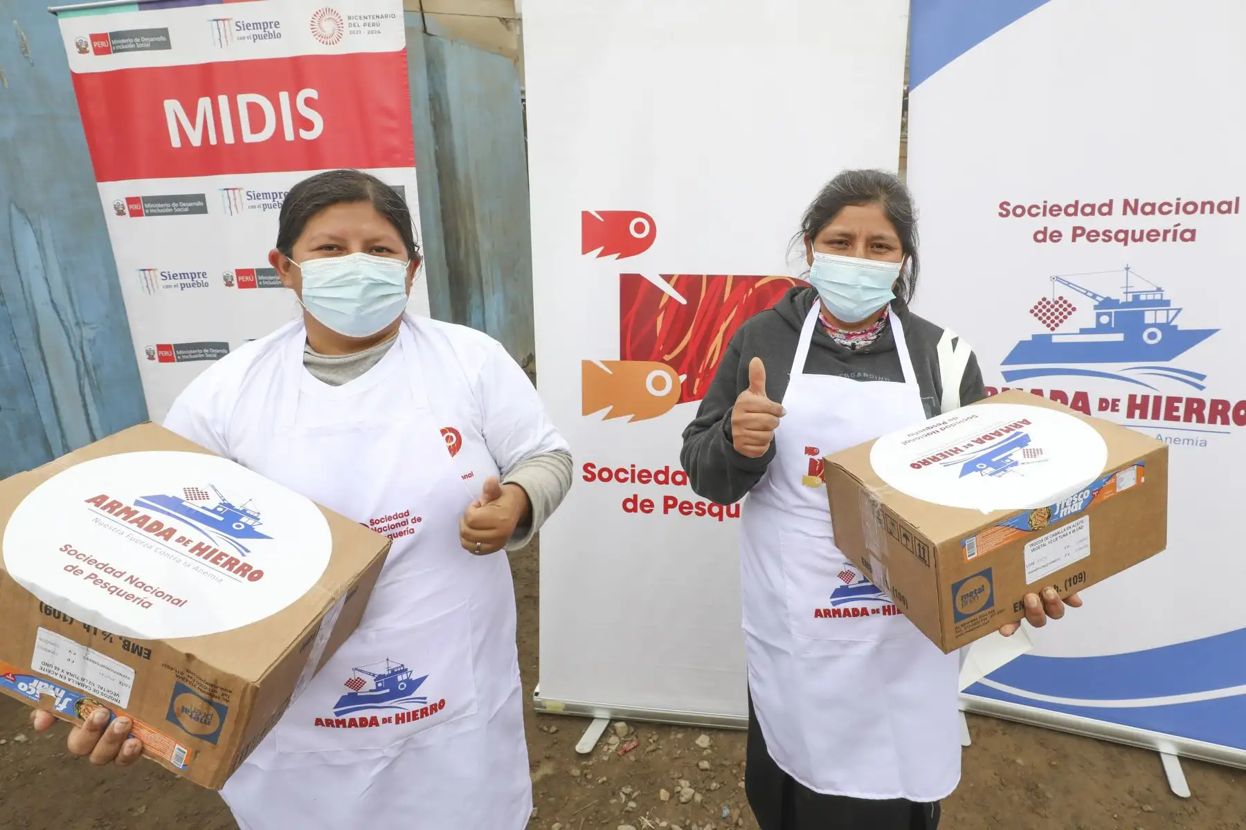 La ministra de Desarrollo e Inclusión Social, Dina Boluarte, participó en la entrega de alimentos donados por la Sociedad Nacional de Pesquería a la olla común Mujeres Unidas, que atiende a 76 usuarias y usuarios en el distrito de Carabayllo. Foto: Difusión